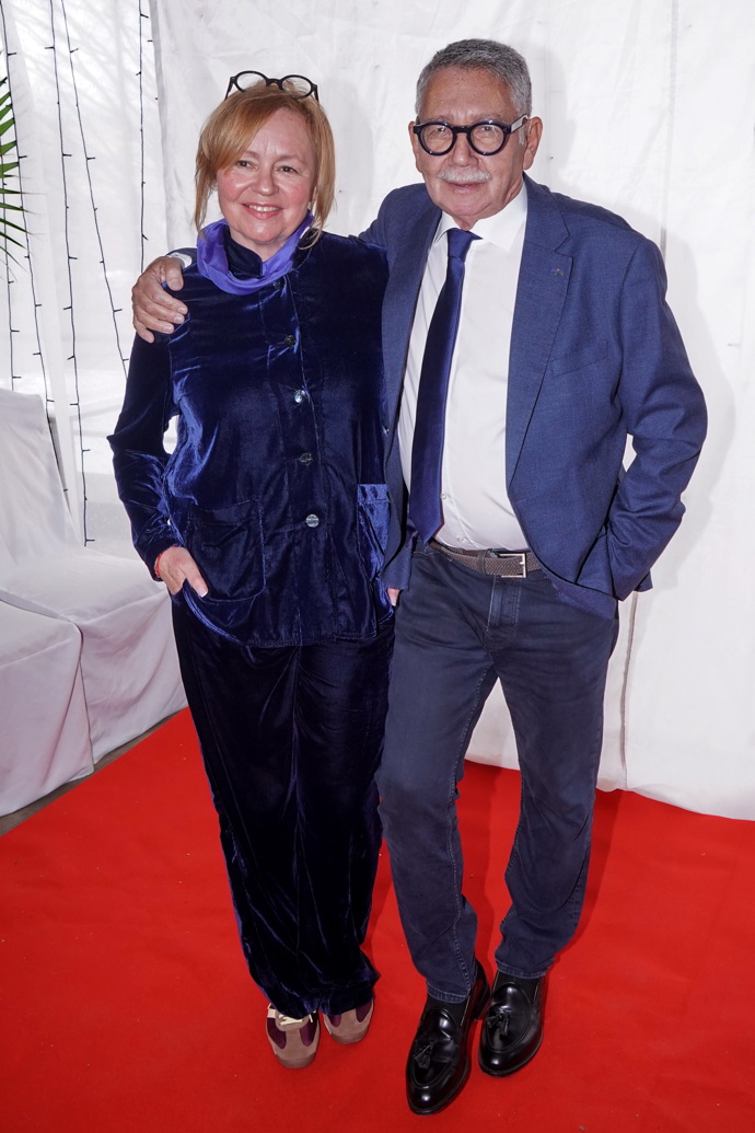 Její partner Pavel Töpfer oblékl tmavě modrý oblek, aby spolu hezky ladili. 