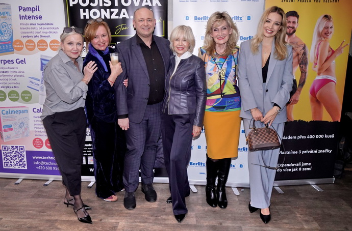 Prezident Muže roku David Novotný hosty vítal v tmavě šedém obleku a černé košili. 