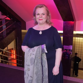 Šála je univerzálním módním doplňkem, kterou unosí dámy všech velikosti. Nosit ji můžete na mnoho způsobů.