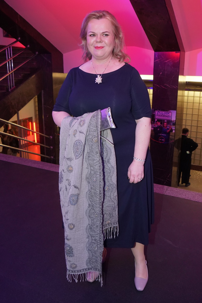 Šála je univerzálním módním doplňkem, kterou unosí dámy všech velikosti. Nosit ji můžete na mnoho způsobů.