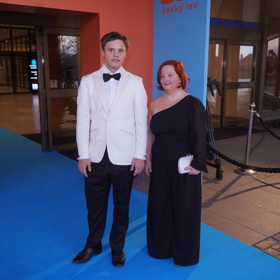 Není náhodou, že David s Majdou přišli k fotostěně jako první - dobře ví, že na Českého lva se zkrátka chodí včas. 