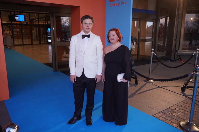 Není náhodou, že David s Majdou přišli k fotostěně jako první - dobře ví, že na Českého lva se zkrátka chodí včas. 