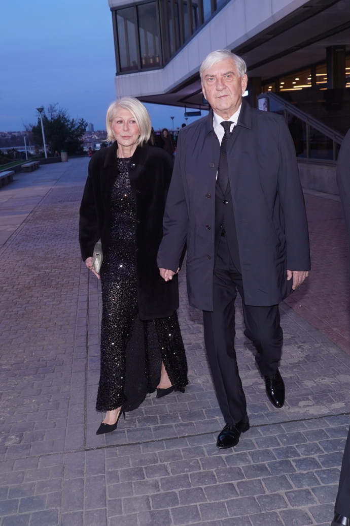 Miroslav Donutil v doprovodu manželky Zuzany, která se třpytila v černých flitrech. 