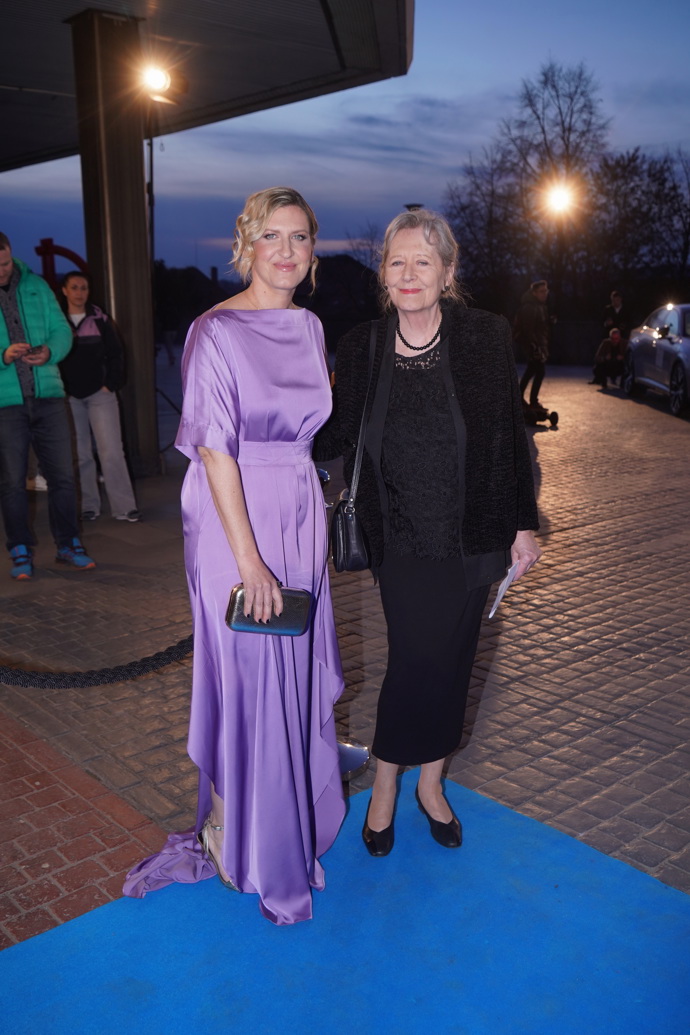 Hanka Třeštíková na Českých lvech se svou mámou, dokumentaristkou Helenou. 