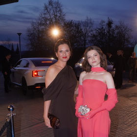 Obě dámy měly na míru ušité róby z dílny návrhářky Martiny Pipkové Loudové. 