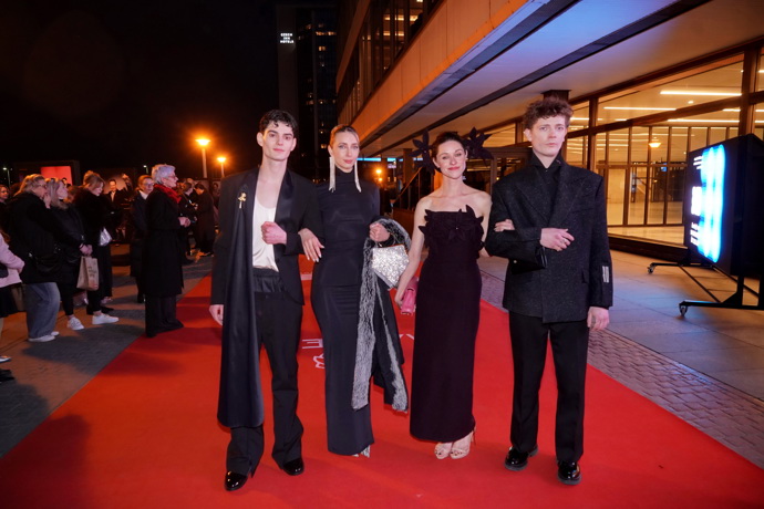 Kromě Vojtěcha Dyka nezaostávali ani další muži. I herci Josef Trojan a Petr Uhlík svoje večerní outfity ozdobili šperky, a to opět kousky z dílen českých designérů.