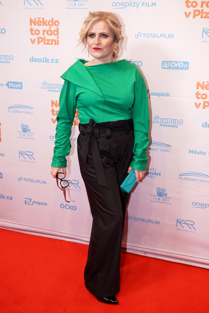 Na večerní filmovou premiéru Eva Leinweberová svůj outfit s černými kousky posunula ještě o úroveň výš.