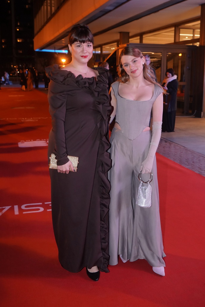 Štěpánka Fingerhutová oblékla pastelově šedou róbu s korzetovým topem. 