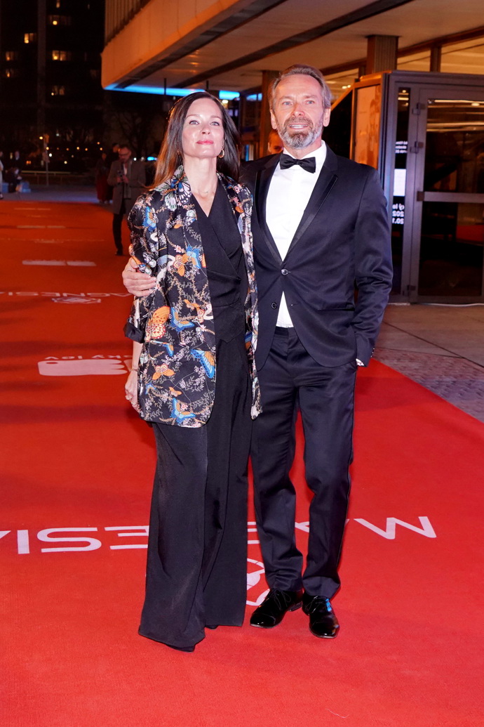 Jan Révai s manželkou Zuzanou, která přes černý overal přehodila barevné brokátové oversized sako. 