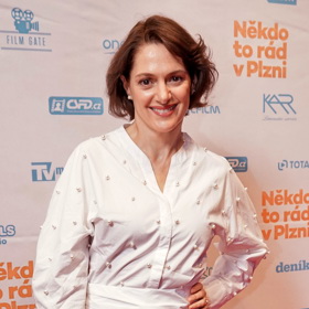 Bílou košilí se zajímavou perlovou aplikací se nedávno pochlubila i půvabná herečka Klára Issová a dokázala, že sleduje trendy.