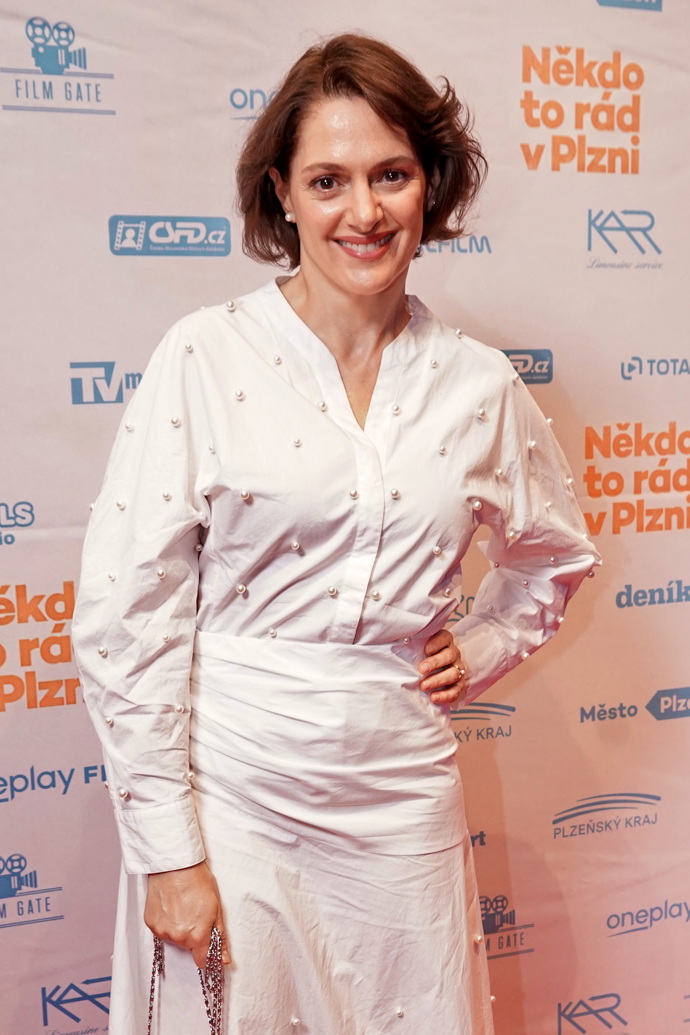 Bílou košilí se zajímavou perlovou aplikací se nedávno pochlubila i půvabná herečka Klára Issová a dokázala, že sleduje trendy.