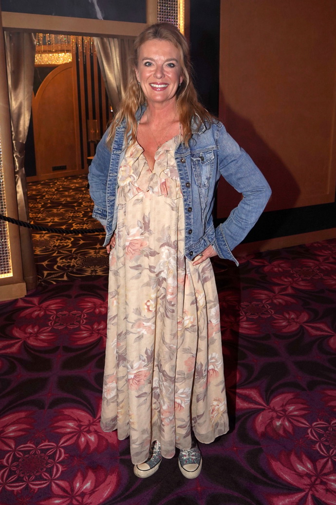 Lucie Benešová obléká přes květované maxišaty džínovou bundičku. 