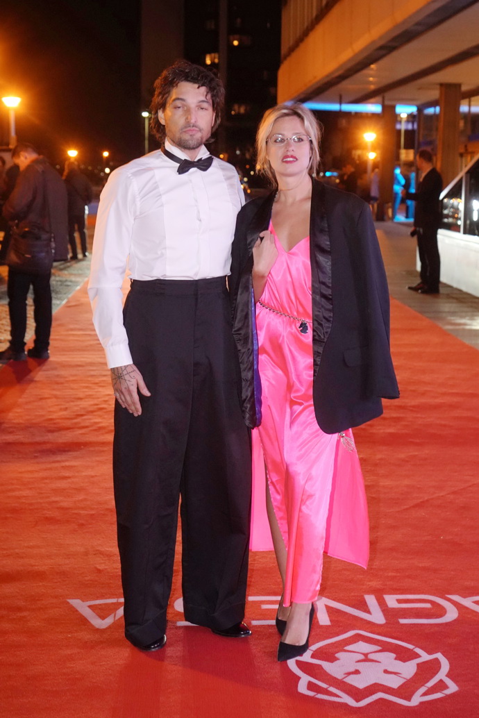 Emma Smetana kryla růžové šaty sakem svého partnera, Jordana Haje. 