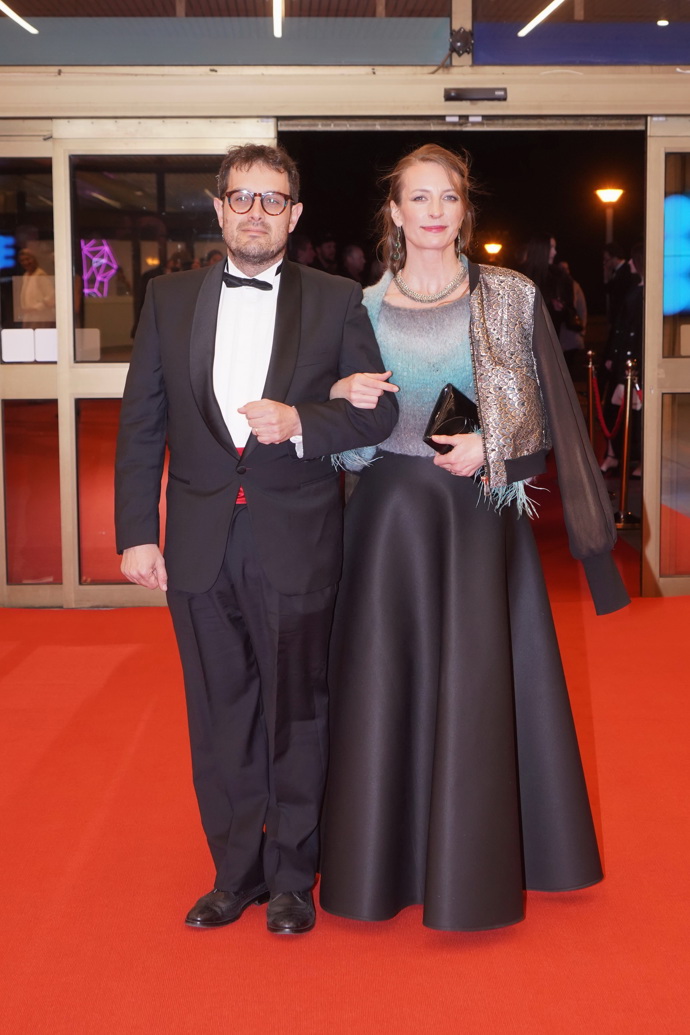 Anna Polívková oblékla róbu s hladkou černou áčkovou sukní. 