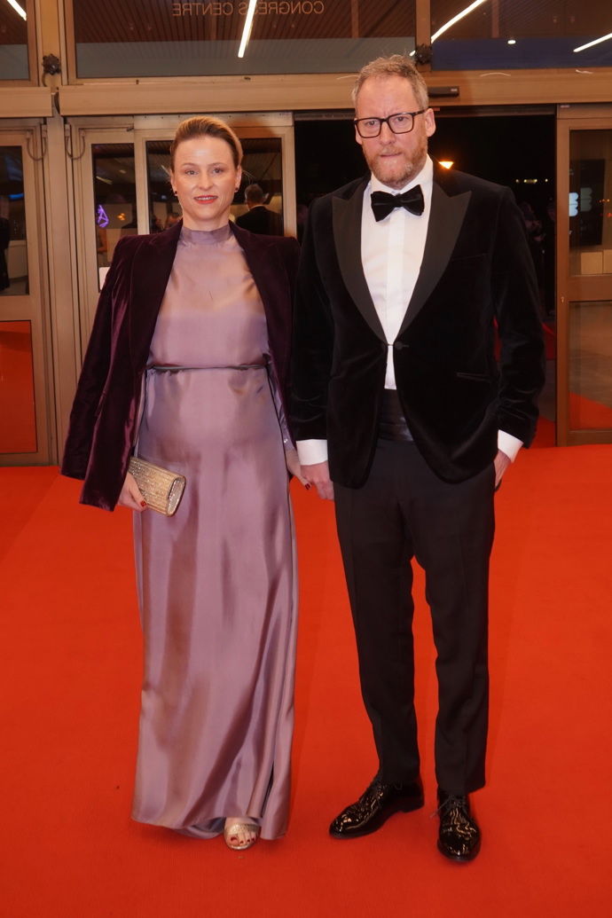 Kryštof Mucha v doprovodu manželky Dariny, která letos vynesla světle fialovou róbu.