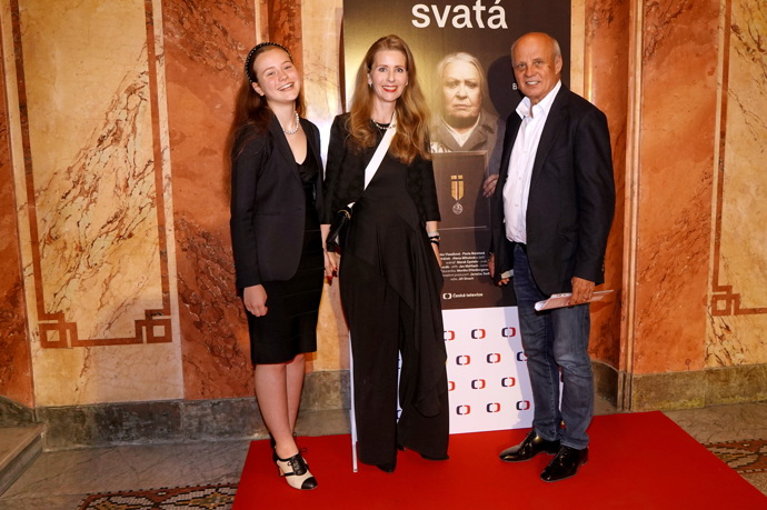 Z fotografií je zřejmé, že Julie už výškou přerůstá tatínka, stejně jako svoji půvabnou maminku. 