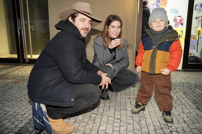 Vojta tvrdí, že jeho žena Radana je velmi podobná jeho mamince. Uvědomil si to ale prý až časem. Na společném snímku se synem Hubertem.