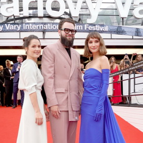 Na karlovarském červeném koberci s výpravou z filmu Úsvit. Matěj oblékl pastelově růžový oblek a světlé tenisky. 