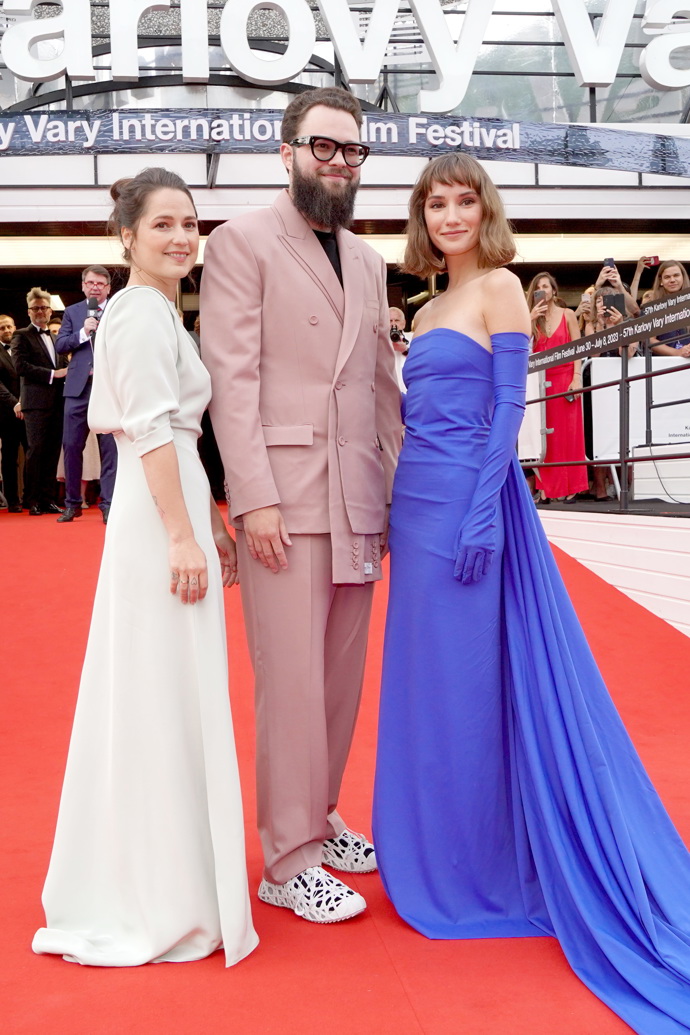 Na karlovarském červeném koberci s výpravou z filmu Úsvit. Matěj oblékl pastelově růžový oblek a světlé tenisky. 