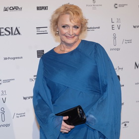 Tarotu se raději vyhýbá, podle svých vlastních slov s ním skončila v 17 letech. Jako herečka se objevila v mnoha rolích, jednou z nich byla i pohádka Putování po Blažených ostrovech.