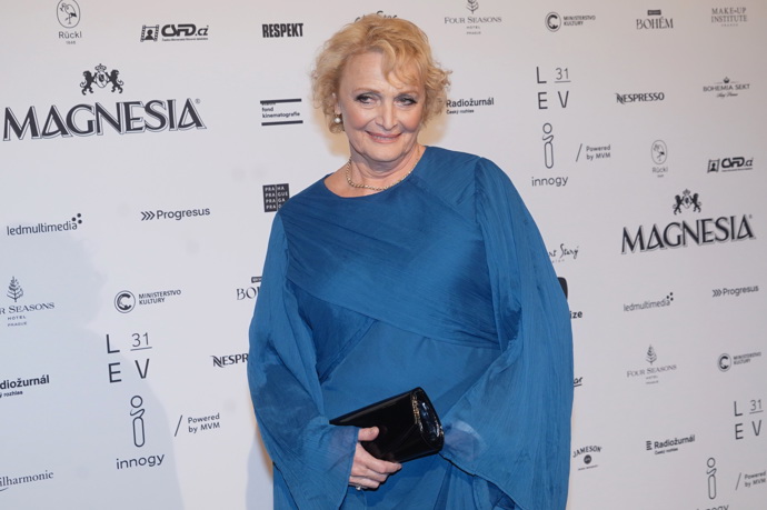 Tarotu se raději vyhýbá, podle svých vlastních slov s ním skončila v 17 letech. Jako herečka se objevila v mnoha rolích, jednou z nich byla i pohádka Putování po Blažených ostrovech.