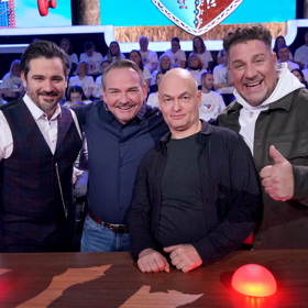 Jeho herecký kolega Vojta Kotek pro změnu přiznal, že mu s přicházejícím jarem nepříjemně natéká tělo od kolen nahoru.