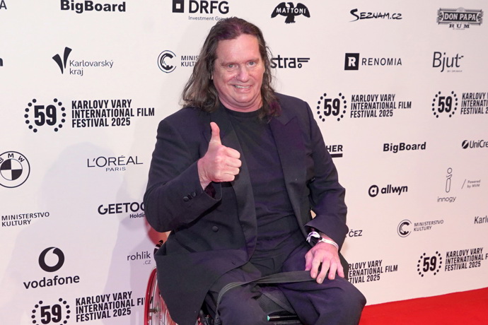 Jan Potměšil je navzdory svému handicapu oceňovaný filmový i divadelní herec.