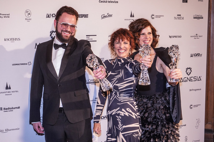 Matěj Chlupáček slaví křišťálového Českého lva za animovaný snímek Život k sežrání. 