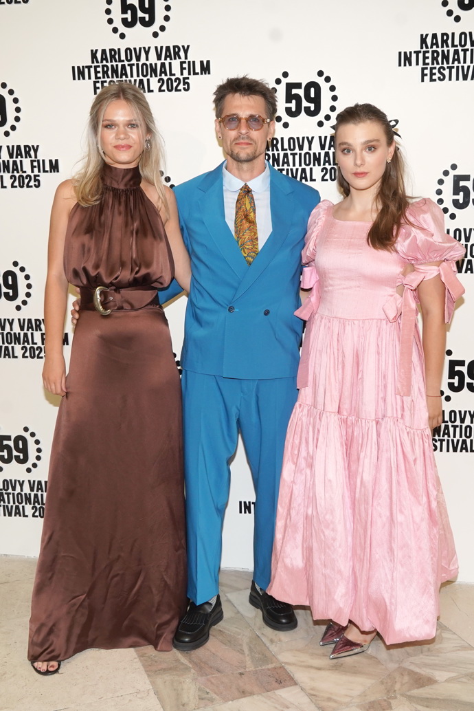 Na filmovém festivalu v Karlových Varech s Mayou a Kateřinou zapózoval představitel Sbormistra, slovenský herec Juraj Loj. 