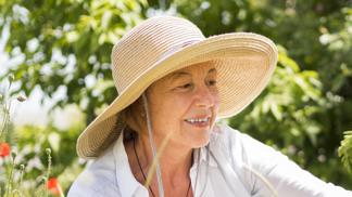 Hana (67): Po smrti manžela jsem se bála návratu na zahradu. Díky pomoci souseda jsem tam ale našla klid a naději