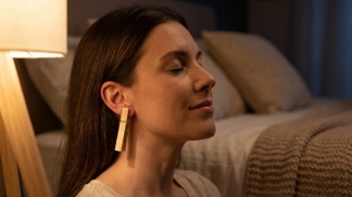 Každý večer si na dvě minuty nasadím kolíček na ucho: Tento bizarní trik mi po padesátce vrátil hluboký spánek a nečekaně zklidnil žaludek