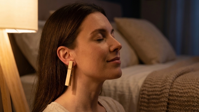 Bizarní trik s uchem, který uklidní žaludek a spánek