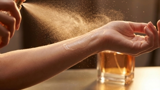 Drahý parfém už po obědě nevyprchá: Tato průhledná kotva z lékárničky ho k pokožce připoutá na rekordních 12 hodin