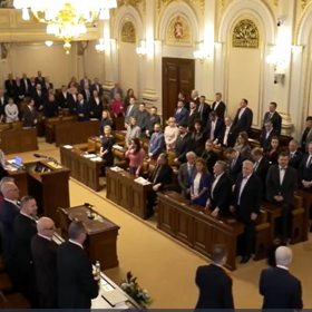 Filip Turek jako jediný z přítomných nevstal při příchodu prezidenta do Sněmovny.