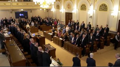 FOTO: Filip Turek jako jediný z přítomných nevstal při příchodu prezidenta do Sněmovny.