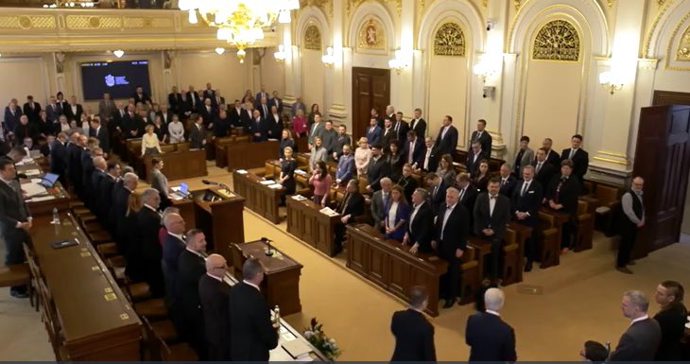 Filip Turek jako jediný z přítomných nevstal při příchodu prezidenta do Sněmovny.