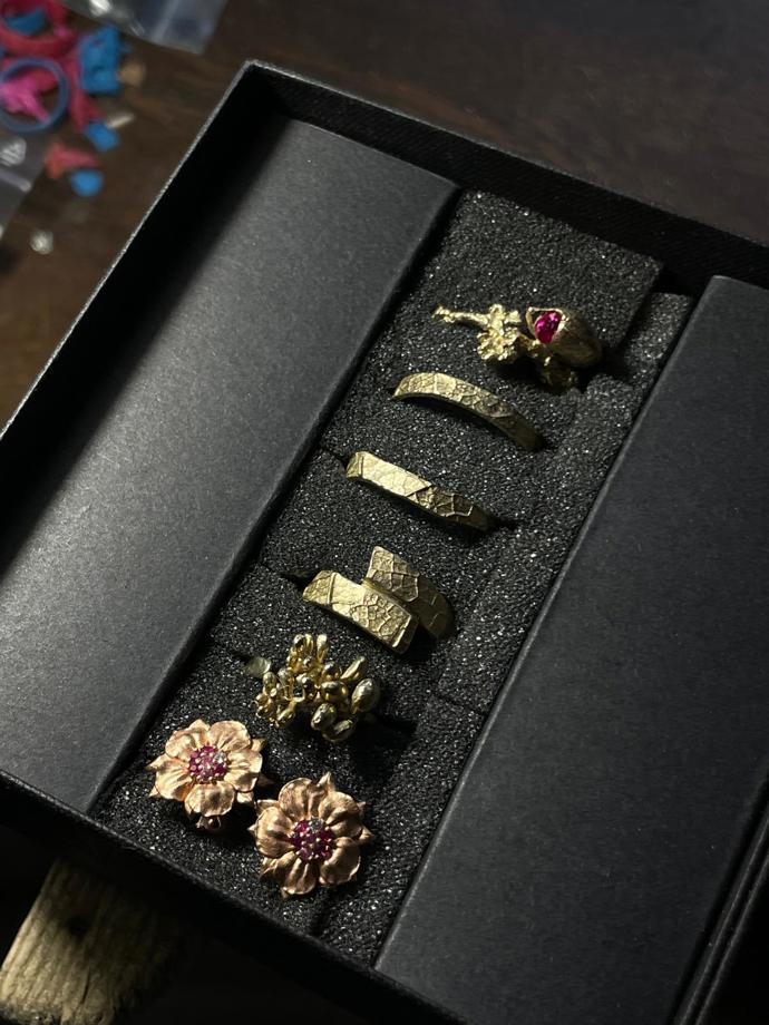 Herec Petr Uhlík nosí prsteny od klenotníka Hanuše Lamra.