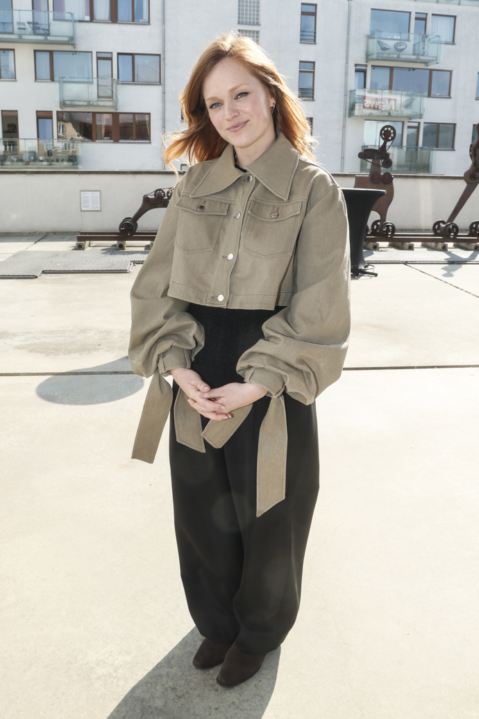 Herečka vynesla originální bundu ve stylu košile a džíny v trendy střihu barrel.