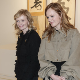 Sestry Aňa a Ester Geislerovy se společně sešly v rámci vernisáže výstavy tvorby jejich zesnulého otce, japanologa a umělce Petra Geislera.