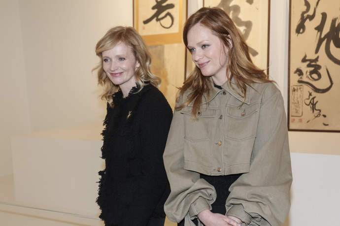 Sestry Aňa a Ester Geislerovy se společně sešly v rámci vernisáže výstavy tvorby jejich zesnulého otce, japanologa a umělce Petra Geislera.