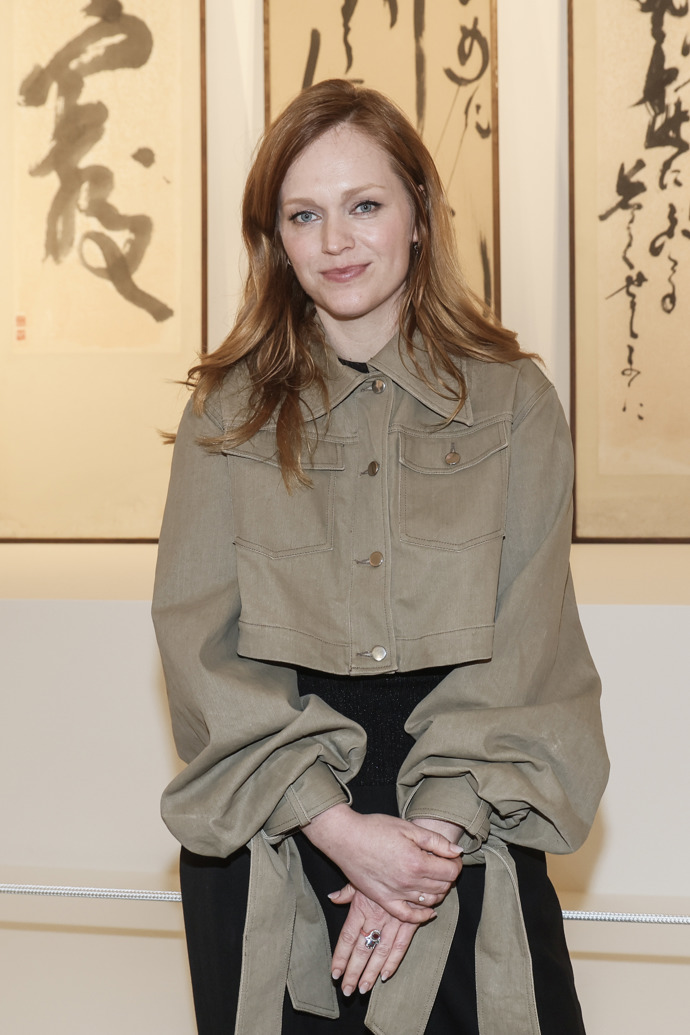 Zkrácená džínová bunda ve světlém khaki zeleném odstínu s objemnými rukávy a detaily vázaček zaujala na první pohled a outfitu propůjčila lehký nádech extravagance.