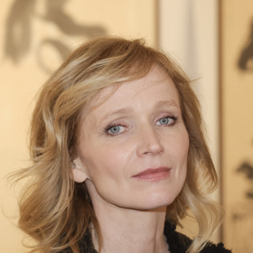 V roce 2026 se klade velký důraz na kvalitu vlasů a přirozenost. Jemně zatočené konečky a nenucenost, jakou se vyznačují i vlasy herečky Ani Geislerové, jsou absolutním hitem.