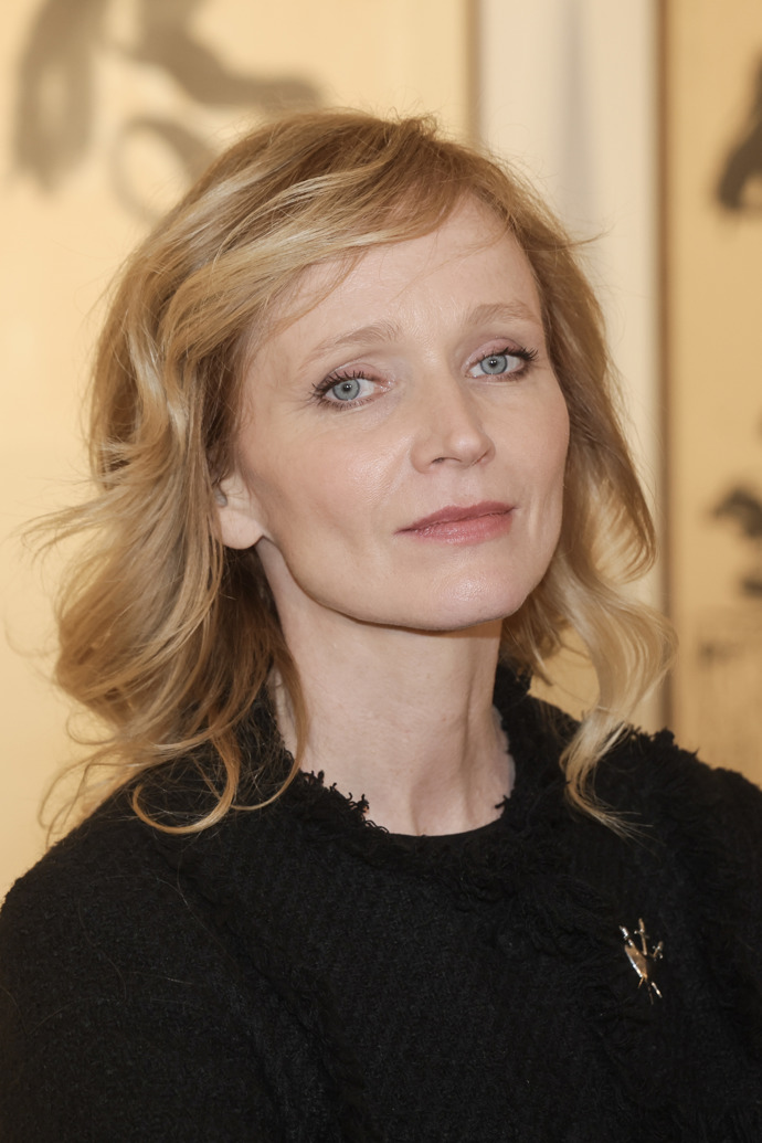 V roce 2026 se klade velký důraz na kvalitu vlasů a přirozenost. Jemně zatočené konečky a nenucenost, jakou se vyznačují i vlasy herečky Ani Geislerové, jsou absolutním hitem.