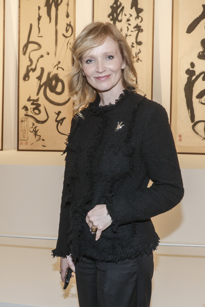 Herečka vsadila na upgradovanou klasiku. Oblékla černé tvídové sako s decentním třpytem, které ještě dozdobila zlatou broží.