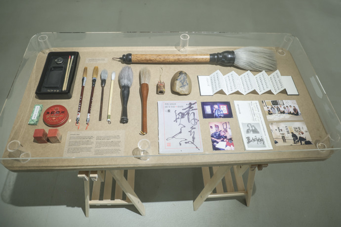 Výstava představuje celoživotní práci japanaloga, novináře, kaligrafisty a pedagoga Petra Geislera.