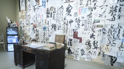 FOTO: Výstava představuje celoživotní práci japanaloga, novináře, kaligrafisty a pedagoga Petra Geislera.