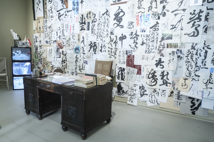 Výstava představuje celoživotní práci japanaloga, novináře, kaligrafisty a pedagoga Petra Geislera.