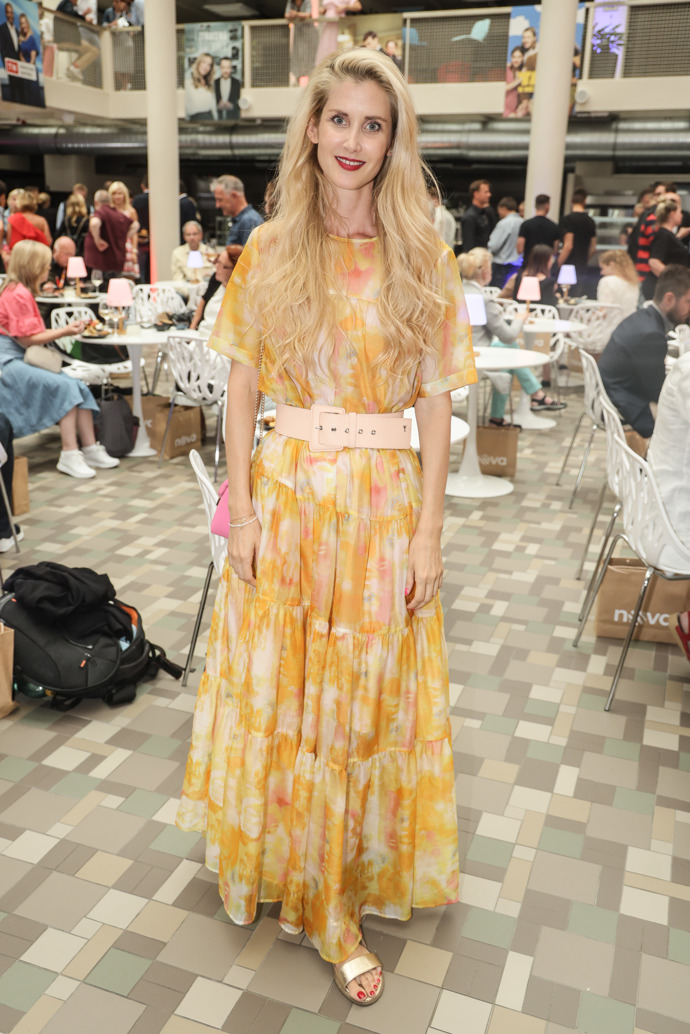 Tyto žluté šaty herečka doplnila širokým páskem. 