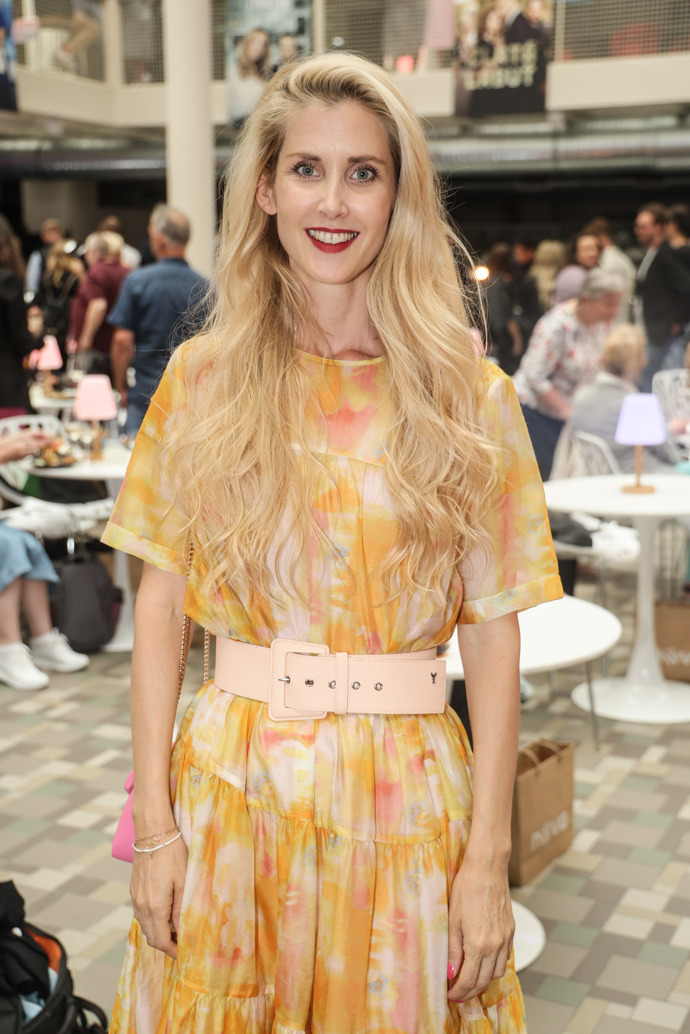 Herečce sluší také žlutá varianta květů. 