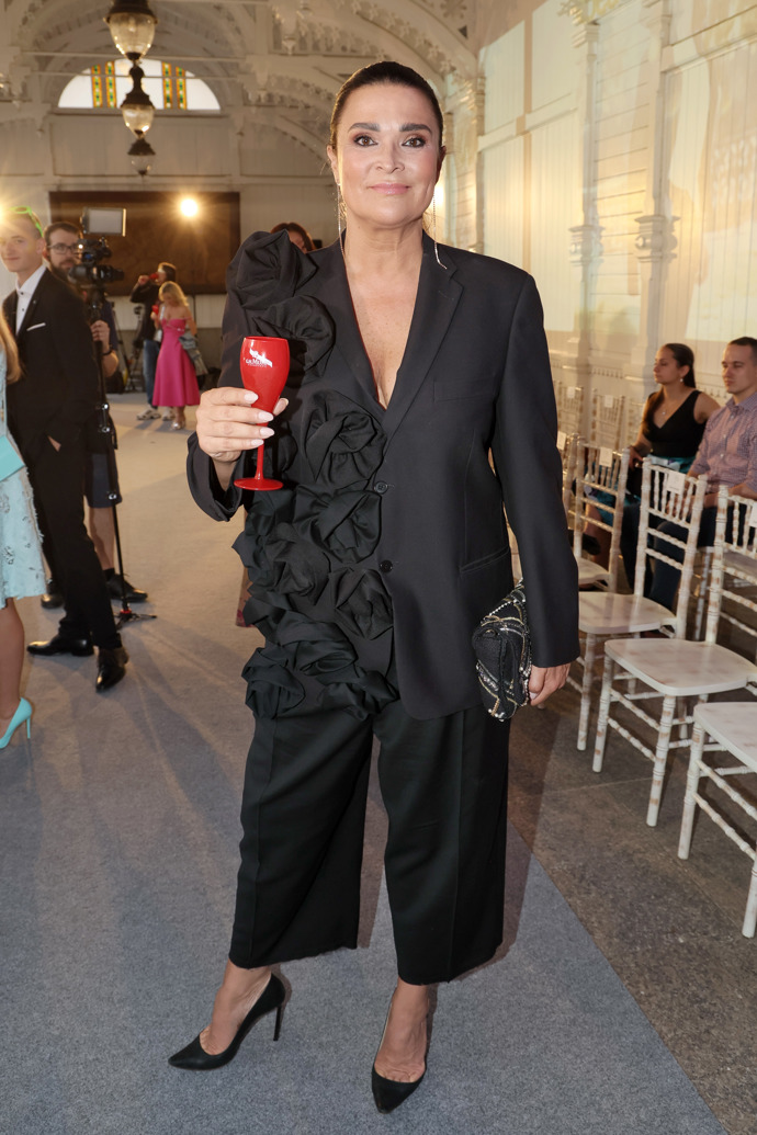 Skvělou volbou jsou pro vysoké dámy i kalhoty culottes, které jsou sice široké, ale jejich délka je zkrácená, takže postavu už víc neprodlužuje. A to ani přesto, když si stejně jako herečka se svou výškou obujete vysoké lodičky